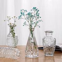 Vases en verre vintage fabriqués à la main Superbes pièces de décoration pour fleurs, centres de table et intérieurs d'inspiration antique