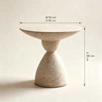 Table d'appoint minimaliste en marbre beige de luxe. Table basse en pierre naturelle élégante et durable avec base sculpturale pour un salon moderne