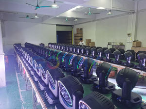 En Stock: Luz Móvil LED Beye 19x40W RGBW con Zoom, Efecto de Caleidoscopio Pixel y Haz de Luz Brillante - Product Image 6