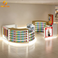 Kiosque de vente au détail d'électronique personnalisé et élégant avec écran publicitaire rétroéclairé et étagères LED incurvées pour kiosque d'accessoires mobiles