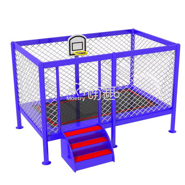 Los niños fuera de trampolín con baloncesto