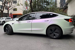 Vinilo para Rotulación de Vehículos, Blanco a Morado, PET de Alto Brillo, 7.5mil, con Liberación de Aire, Auto-Reparable, para Carrocería Completa, Película de Vinilo Automotriz que Cambia de Color - Product Image 4