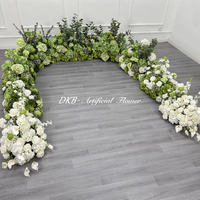 Arrangement floral de mariage romantique et moderne, bouquet floral luxueux blanc et vert pour la décoration de la scène de la cérémonie de mariage