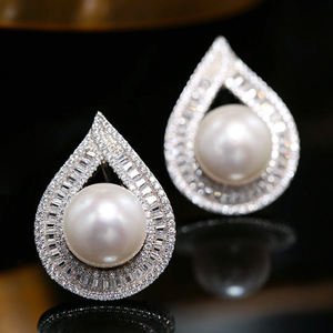 Eleganti Orecchini a Sfera Geometrici con Perle Finte in Ottone 16cm per Donne, Ideali per l'Uso Quotidiano - Product Image 2