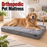 Matelas orthopédique pour chien avec housse à motifs gris et matelassage arrondi pour une décoration intérieure contemporaine