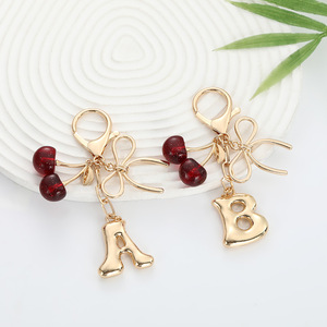 Porte-clés 26 lettres avec cerise et nœud, breloque de sac plaqué<span class=keywords><strong>e</strong></span> or avec initiale, accessoires personnalisés pour femme - Product Image 1