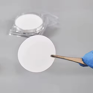 Disco de filtro de membrana microporosa de PTFE hidrófilo de 47 mm para filtración con jeringa de laboratorio - Product Image 1