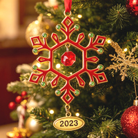 Ornement de Noël en alliage de zinc, flocon de neige, émail rouge, pierre précieuse verte, cristal en forme de larme, pendentif commémoratif daté pour sapin de Noël