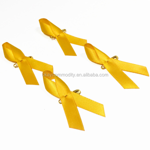 Spilla Personalizzata OKAY da 7 cm con <span class=keywords><strong>Nastro</strong></span> in Raso Giallo <span class=keywords><strong>per</strong></span> la Consapevolezza sul Cancro al <span class=keywords><strong>Seno</strong></span> - Product Image 2