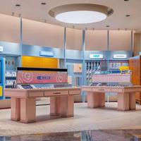Vitrine murale personnalisée en panneau perforé, présentoir mural moderne pour coques de téléphone, sangles et petits accessoires, idéal pour les magasins de détail