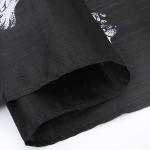 Drapeaux personnalisés <span class=keywords><strong>de</strong></span> haute qualité Design personnalisé Crâne et drapeaux à main Pirates <span class=keywords><strong>avec</strong></span> bâton en bois fabriqué à partir <span class=keywords><strong>de</strong></span> polyester durable - Product Image 4