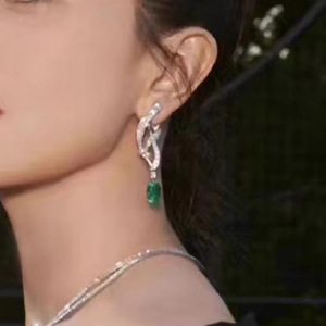Orecchini Pendenti Stile Smeraldo con Perle Incastonate, Gioielli Eleganti Vintage per Donne - Product Image 2