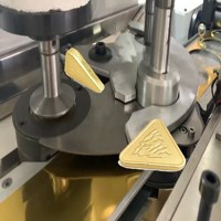 Machine d'emballage en aluminium pour chocolat en forme de triangle, fonctionnement continu, automatique, sur mesure