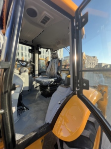 รถตักล้อยาง JCB 3CX ใหม่เอี่ยมพร้อมส่ง มีสายต่ออุปกรณ์เสริมสำหรับติดตั้งหัวเจาะ  เบาะนั่งแบบมีระบบกันสะเทือนเพื่อความสบาย พร้อมจัดส่ง - Product Image 3
