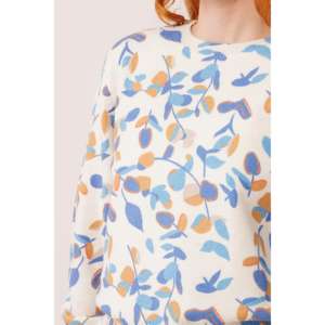 Pull en maille anti-boulochage décontracté pour femme, motif feuilles imprimé numériquement, couleur blanc cassé, manches longues, collection automne, écoresponsable - Product Image 4