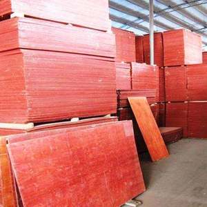 Contreplaqué filmé pour coffrage <span class=keywords><strong>de</strong></span> béton <span class=keywords><strong>de</strong></span> construction, panneau <span class=keywords><strong>de</strong></span> contreplaqué commercial, feuille <span class=keywords><strong>de</strong></span> contreplaqué 1220 2440 mm, coffrage en pin, <span class=keywords><strong>granulés</strong></span> d'extérieur - Product Image 5