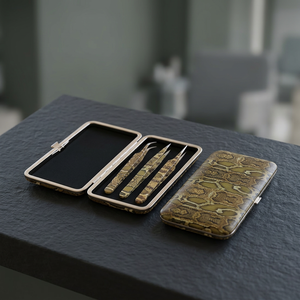 Juego de Pinzas para Pestañas Ijrak Quirúrgicas de 3 Piezas, Punta Lisa de Acero Inoxidable Marrón de 10 mm, Agarre Perfecto, Estuche Metálico con Patrón de Piel de Serpiente - Product Image 6