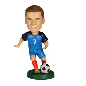 Toptan özel 3D reçine futbol oyuncu heykelcik süper yıldız Bobble kafa bebek oyuncak şekil heykeli spor modeli hediye fikri