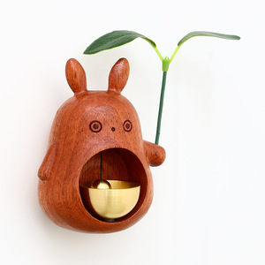 Cloche à vent Totoro, sonnette de porte en bois, 11x8.5x5cm, décoration de style japonais pour l'entrée de la maison ou du magasin - Product Image 1