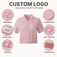 Cardigan en tricot crocheté rose pour femme, personnalisé OEM ODM, à manches courtes, boutonné, ajouré, avec poches plaquées