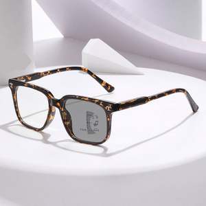 Gafas de Lectura Multifocales Fotocromáticas Cuadradas con Montura TR90 Vintage 2025 para Presbicia y Visión de Lejos para Hombres y Mujeres - Product Image 6