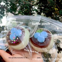 141 Jouet anti-stress souple en plastique en forme de gâteau soufflé populaire