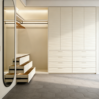 Ensemble de meubles de dressing de luxe avec armoire intégrée et bandes LED, système d'étagères ouvertes pour chambre parentale moderne