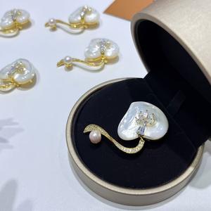 Broche de Joyería Shell Love Sea Akoya para Mujer, Lindo Broche de Flor con Forma de Cisne de Dibujos Animados, con Esmalte Impecable, Material de Cristal de Perla - Product Image 2