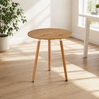 Table de salle à manger au design luxueux et épuré, avec pieds en bois durables, idéale pour salon, cuisine, hôtel, magasin
