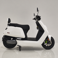 Moto électrique moderne blanche haute performance pour adultes, avec phare LED arrondi et dossier confortable, idéale pour les trajets urbains.