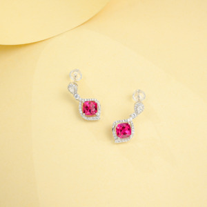 Pendientes de Plata de Ley 925 con Rubí Creado en Laboratorio de Corte Cojín y Detalles de Halo de Circonita Cúbica - Product Image 5