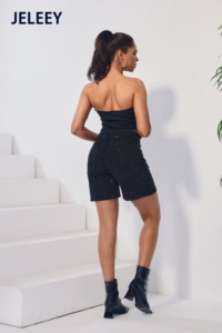 Shorts de Mezclilla Ajustados de Cintura Alta con Pedrería Negra para Looks Casuales y Elegantes - Product Image 4