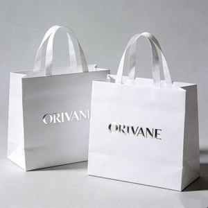 Sacs cadeaux de luxe en papier kraft blanc avec poignées en ruban, faits à la main, personnalisables pour l'emballage de boutiques de détail - Product Image 1
