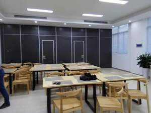 Moderne MDF-Schulklassenzimmer Faltbare Akustische Trennwand Bewegliche Schalldichte Raumteiler für Hotels - Product Image 2