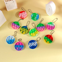 Porte-clés Pop It tendance 2026 en patchwork arc-en-ciel, jouet anti-stress portable en silicone à bulles à presser pour cadeau d'anniversaire