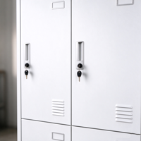 Armoire de rangement métallique à quatre portes avec serrure, poignées encastrées, design moderne pour dortoirs d'employés
