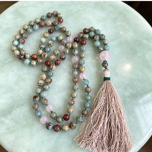 MN36090 Collana con Nappe in Seta, Opale Africano <span class=keywords><strong>e</strong></span> Quarzo Rosa, 108 Perle Mala per Yoga, Meditazione <span class=keywords><strong>e</strong></span> <span class=keywords><strong>Preghiera</strong></span>, per la Pace Interna <span class=keywords><strong>e</strong></span> la <span class=keywords><strong>Guarigione</strong></span> - Product Image 3
