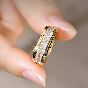 Anello vintage in stile palazzo con zirconi quadrati, elegante gioiello da donna, accessorio regalo. - Product Image 2