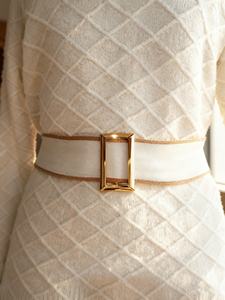 เสื้อสเวตเตอร์ถักมือทรงยาวสำหรับผู้หญิง สีขาว คอเต่า ดีไซน์เก๋ ดูหรูหรา สวมใส่สบาย เหมาะสำหรับวันสบายๆ หรือวันทำงาน ลายสก็อต พร้อมเข็มขัดโลหะ - Product Image 4