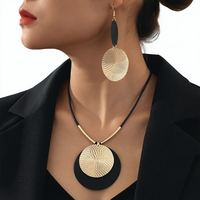 Ronde schijfketting Dames High-End Licht-luxe Modieus Nieuw Hangertje Ketting Oorbellen Valentijnsdag Cadeau voor vrouwen
