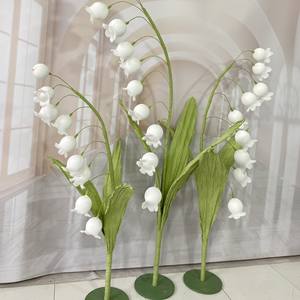 Vente en gros de fleurs géantes de muguet blanches Décorations en papier Décoration de mariage Fleur géante en papier crêpe - Product Image 5