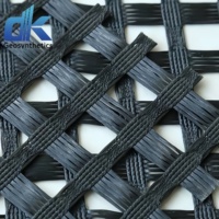 Géogrille biaxiale en polyester tricotée chaîne 80kN 100kN pour le renforcement de la construction routière et les murs de soutènement