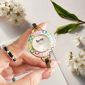 Productos con logotipo personalizado, reloj de pulsera moderno para mujer con diseño de carruaje, correa dorada, esfera blanca, reloj de moda clásico para mujer - Product Image 2