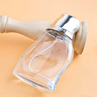 Flacon de parfum en verre transparent de 50 ml, forme incurvée unique, bouchon chromé argenté, rechargeable