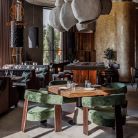 Ensemble de meubles de salle à manger de luxe pour restaurant table carrée en bois avec chaises de café en velours vert foncé pour café