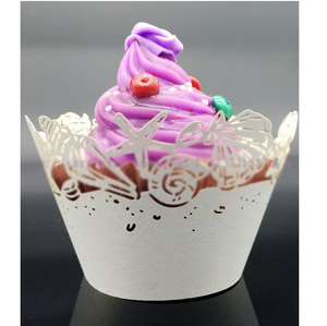 Papier d'emballage pour cupcakes blanc avec motif de coquillages marins et de fleurs en croix pour la décoration de muffins pour les fêtes de mariage - Product Image 1