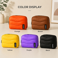Sac cosmétique en nylon matelassé à logo personnalisé, grande capacité, trousse de maquillage de voyage, OEM ODM disponible en plusieurs couleurs