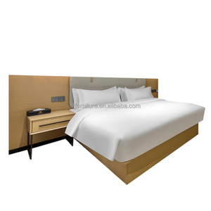 Lit d'hôtel abordable avec draps et matelas, lit plateforme en bois king size avec table de chevet et tête de lit pour chambre d'hôtel - Product Image 2