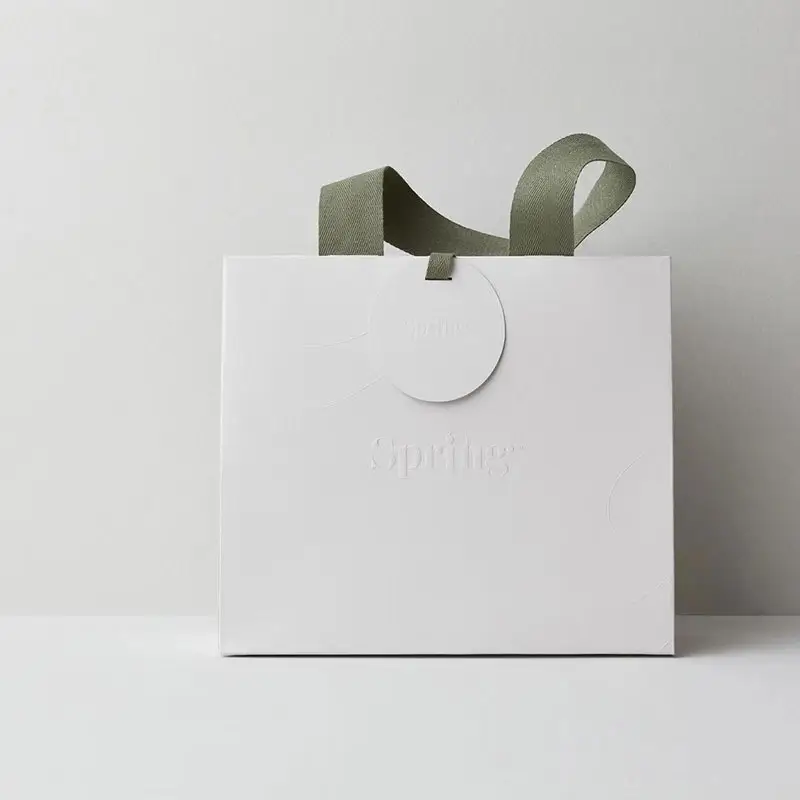 Venta al por mayor de bolsas de papel de embalaje de regalo de boda de lujo con su propio logotipo personalizado impreso bolsas de papel marrón