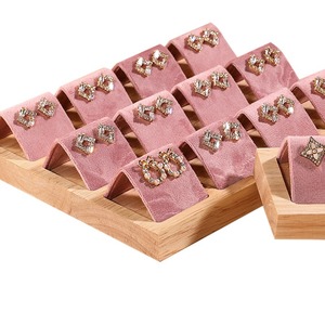 Espositore per Gioielli e Orecchini in Velluto <span class=keywords><strong>Rosa</strong></span> con Base in Legno - Product Image 1